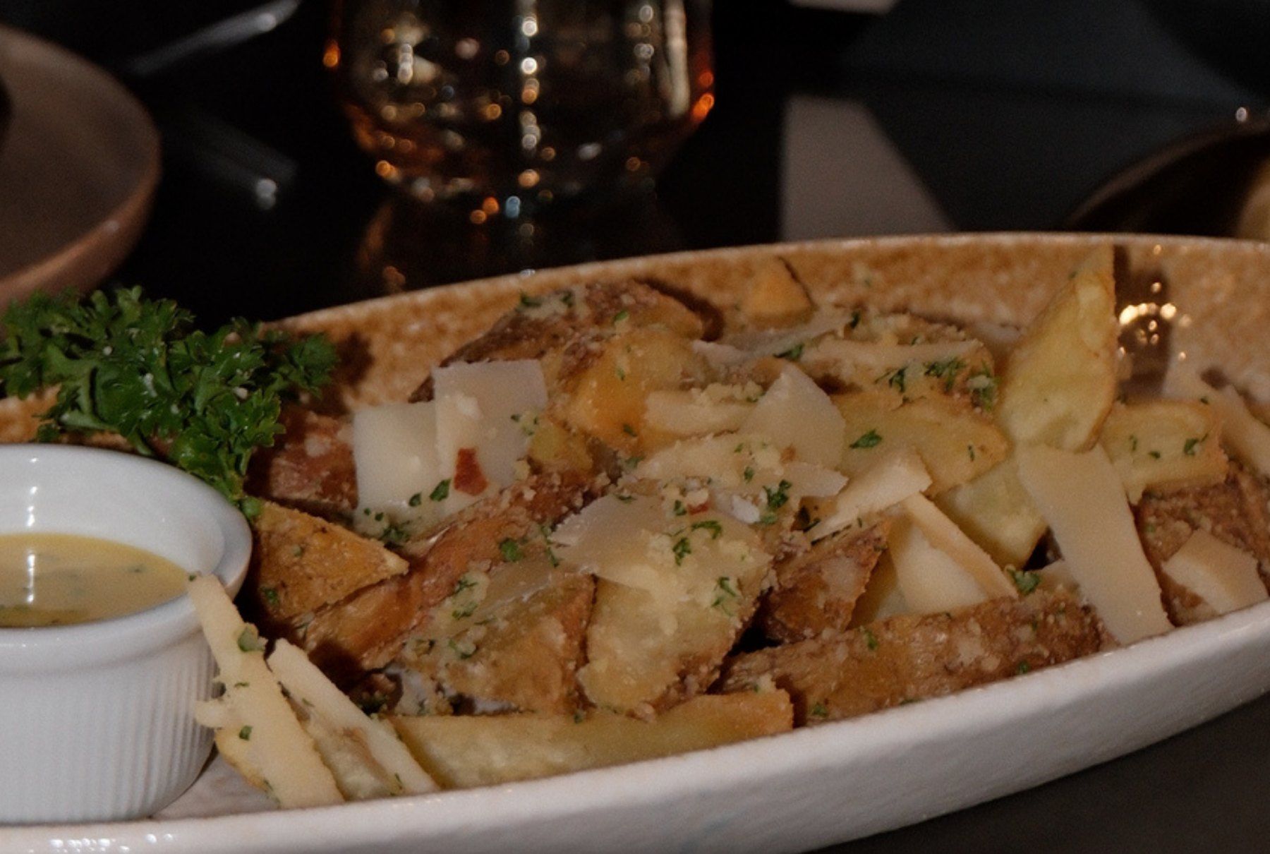 Truffle potato wedges with a dip